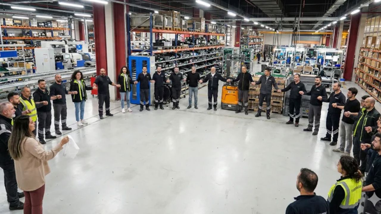 Fabrikada maaşlar zirve yaptı: En düşük ücret 95 bin TL, işçiler halayla kutladı