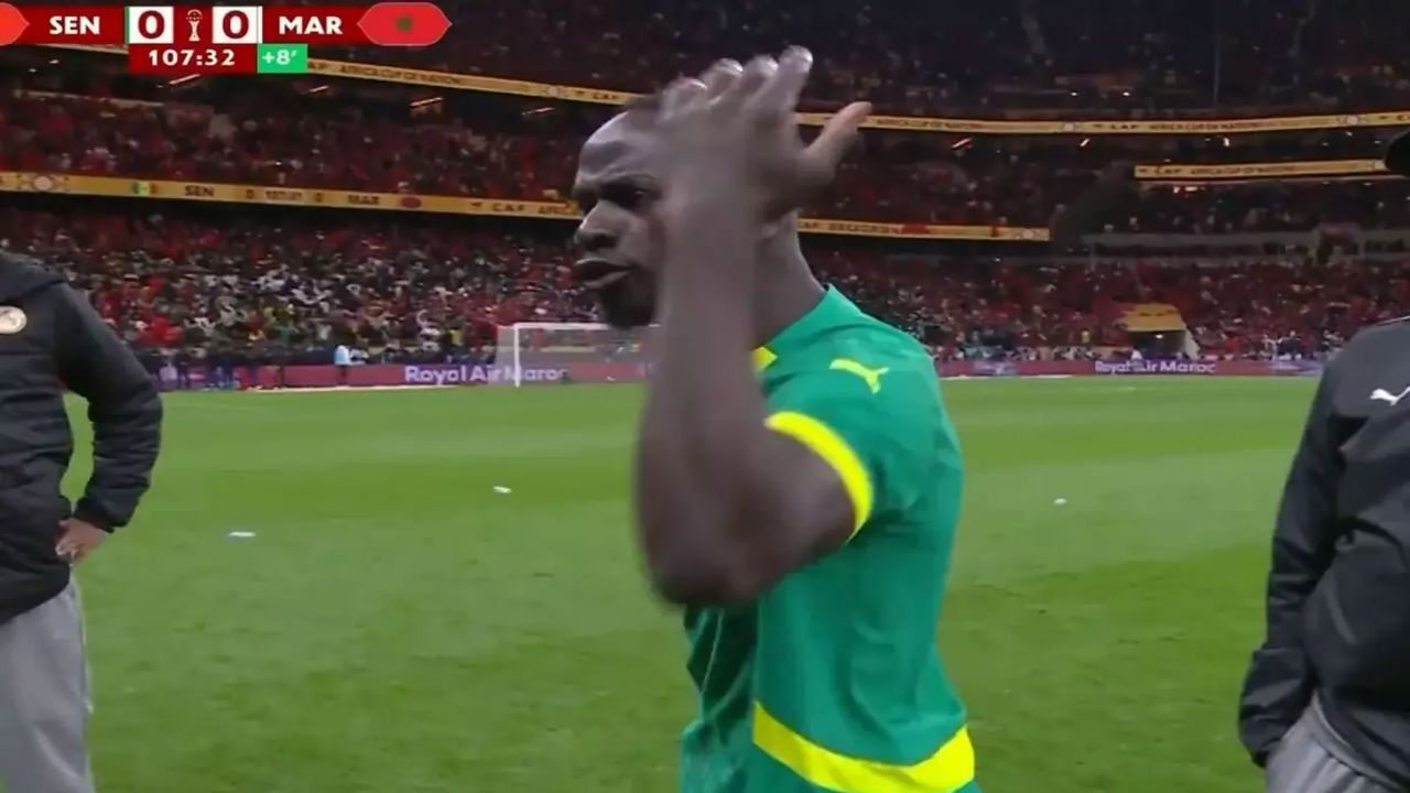 Mane tek cümleyle tarihi değiştirdi: Sahadan çekilen Senegal’i geri döndürdü